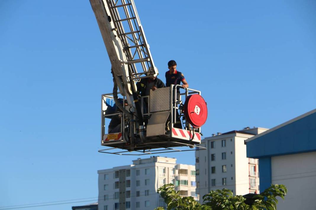 İnşaat iskelesi çöktü, işçiler iple hayata tutundu 5